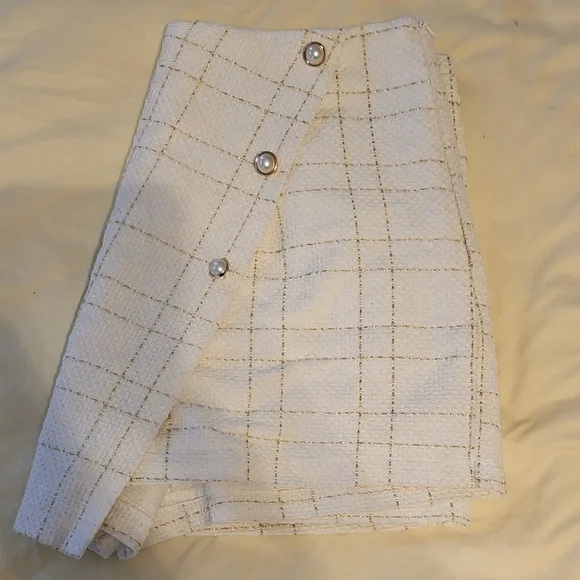 Chic White Mini Skort with Button Detail - Picture 3 of 4